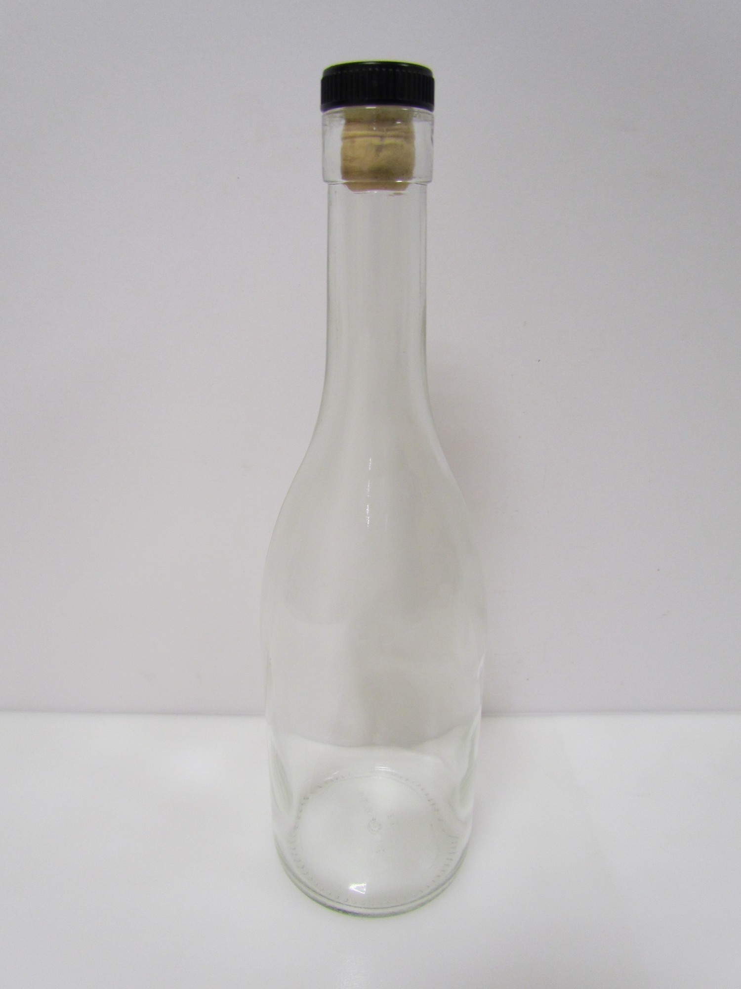 Стеклянная бутылка коньяк